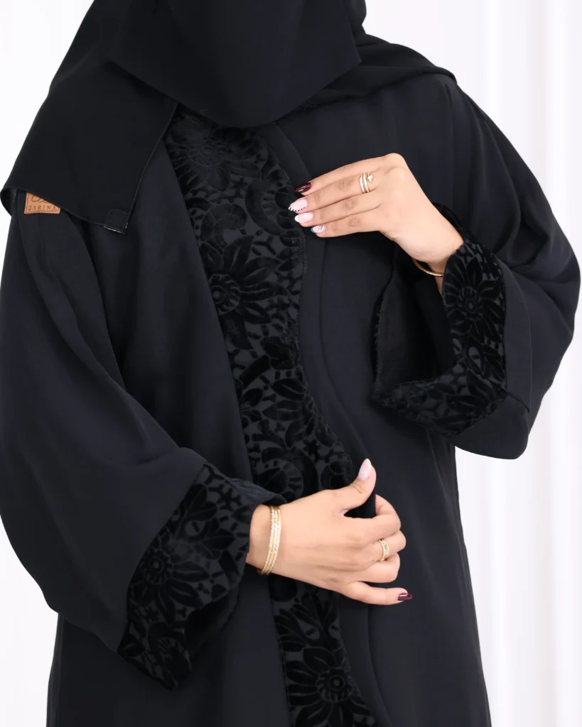 عباية سراميك محددة بمخمل منقش