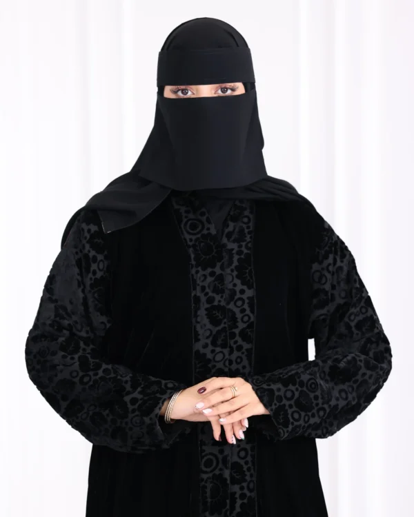 ⁦عباية قطيفة كامل باكمام منقشة بمخمل⁩ - الصورة ⁦6⁩