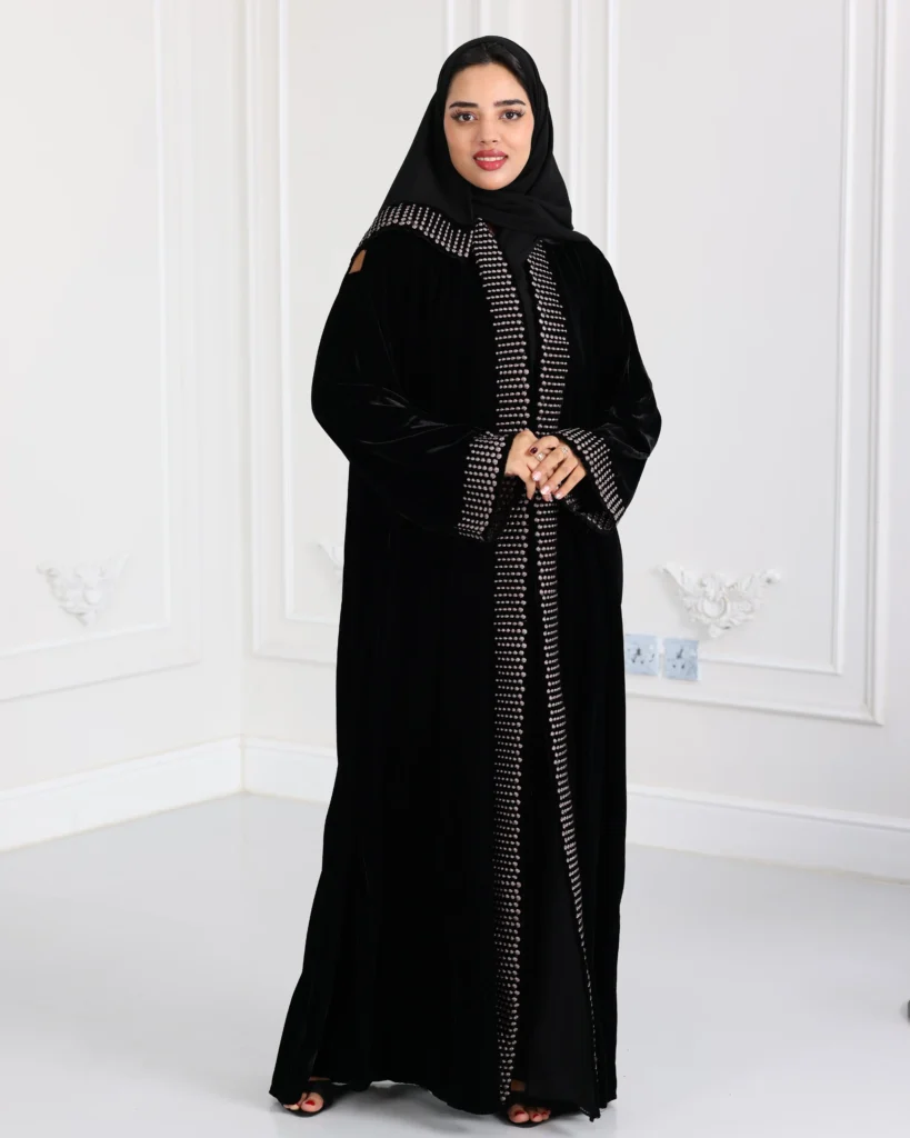 عباية مخمل مطرزة بدقات بلون بني مع طرحة