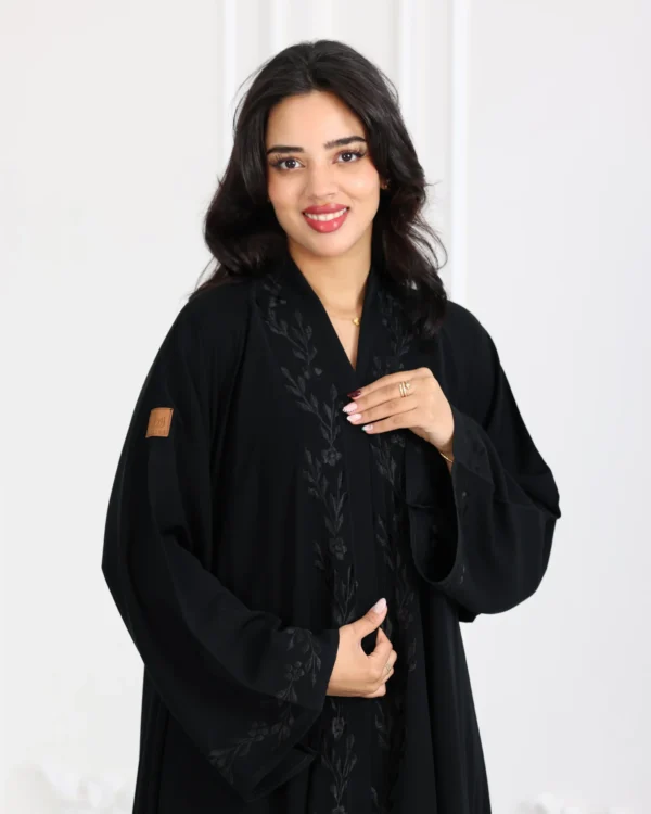 ⁦عباية فزة شك اسود ورق شجر من امام و اكمام⁩ - الصورة ⁦2⁩