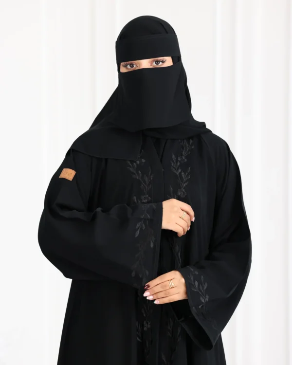 ⁦عباية فزة شك اسود ورق شجر من امام و اكمام⁩ - الصورة ⁦8⁩