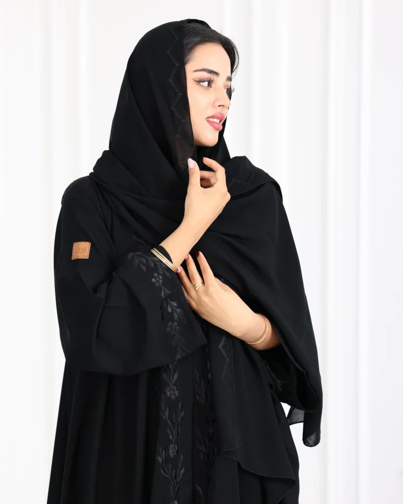 عباية فزة شك اسود ورق شجر من امام و اكمام