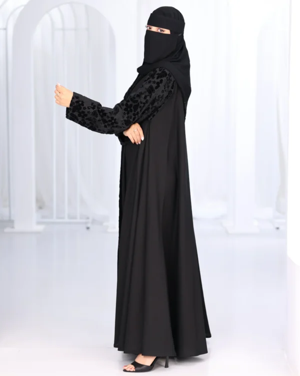 ⁦عباية كلوش بكم منفصل و مخمل منقش⁩ - الصورة ⁦3⁩