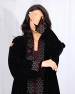 عباية مخمل مطرزة بفراشة بلون عنابي