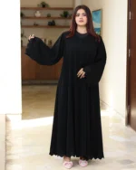 ⁦عباية لاميرا مطرزة باسود من اكمام واسفل العباية⁩ - الصورة ⁦3⁩