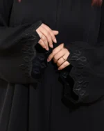 ⁦عباية لاميرا مطرزة باسود من اكمام واسفل العباية⁩ - الصورة ⁦4⁩