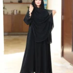 عباية لاميرا مطرزة باسود من اكمام واسفل العباية