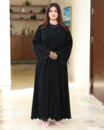 ⁦عباية لاميرا مطرزة باسود من اكمام واسفل العباية⁩ - الصورة ⁦2⁩