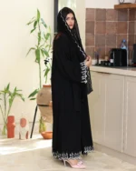 ⁦عباية لاميرا مطرزة بابيض من اكمام واسفل العباية⁩ - الصورة ⁦4⁩