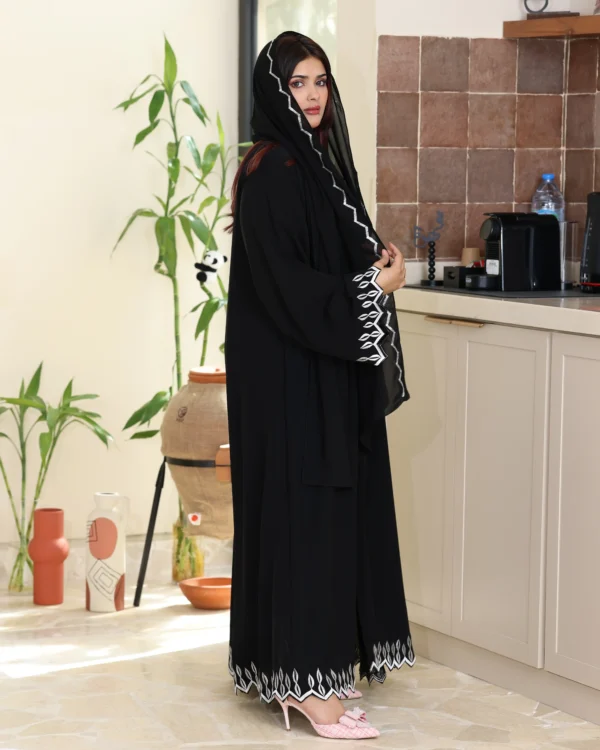 ⁦عباية لاميرا مطرزة بابيض من اكمام واسفل العباية⁩ - الصورة ⁦4⁩