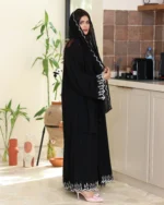 عباية لاميرا مطرزة بابيض من اكمام واسفل العباية - الصورة 4