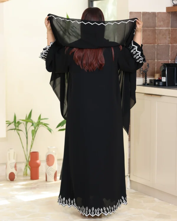 ⁦عباية لاميرا مطرزة بابيض من اكمام واسفل العباية⁩ - الصورة ⁦5⁩