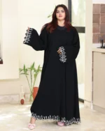 ⁦عباية لاميرا مطرزة بابيض من اكمام واسفل العباية⁩ - الصورة ⁦6⁩