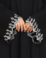 ⁦عباية لاميرا مطرزة بابيض من اكمام واسفل العباية⁩ - الصورة ⁦2⁩