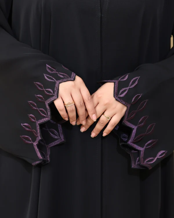 ⁦عباية لاميرا مطرزة موف من اكمام واسفل العباية⁩ - الصورة ⁦5⁩