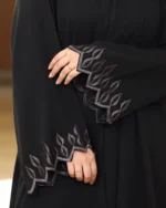 ⁦عباية لاميرا مطرزة بنحاسي من اكمام واسفل العباية⁩ - الصورة ⁦2⁩