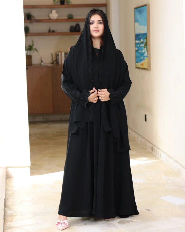 ⁦عباية ايفانز كلوش مطرزة باسود على اكمام و طرحة⁩ - الصورة ⁦4⁩
