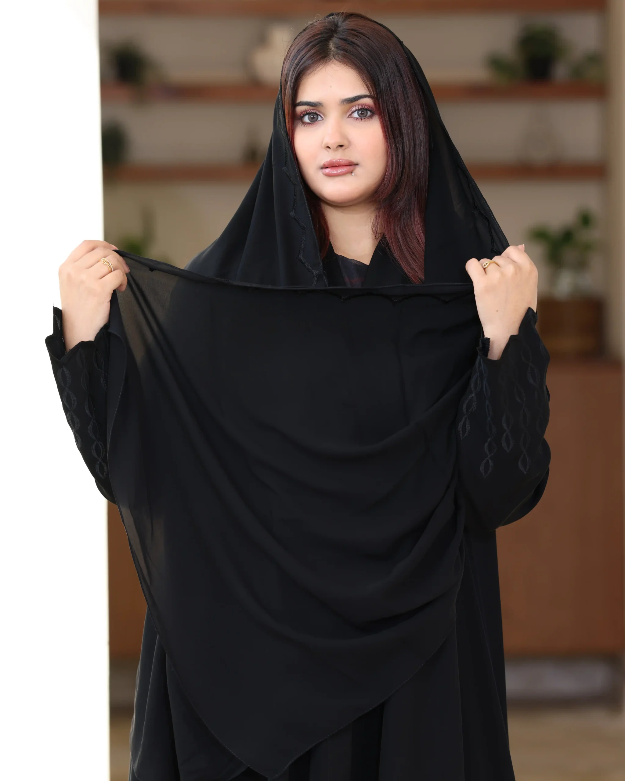 ZA-0874 (2) عباية ايفانز كلوش مطرزة باسود على اكمام و طرحة - الصورة 1