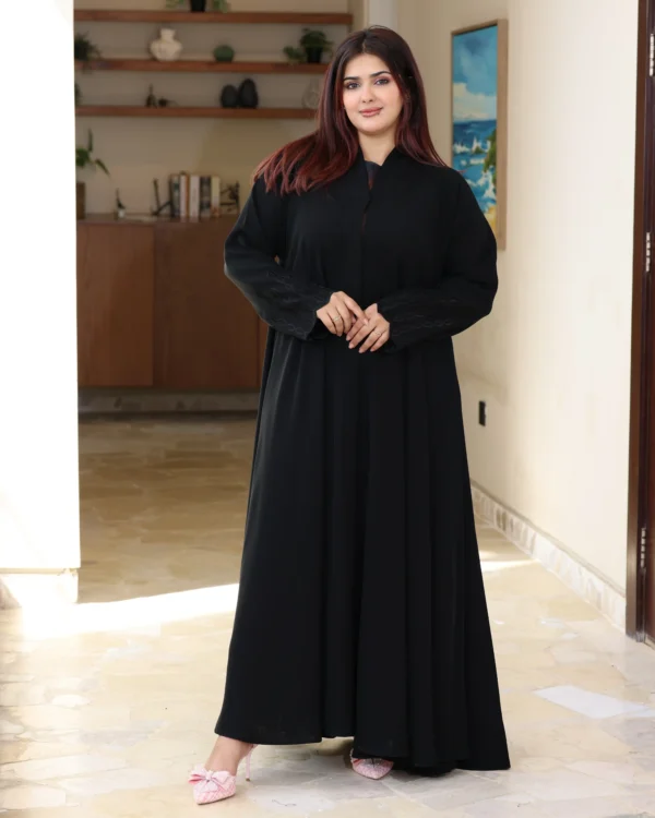 ⁦عباية ايفانز كلوش مطرزة باسود على اكمام و طرحة⁩ - الصورة ⁦3⁩