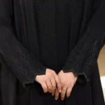 عباية ايفانز كلوش مطرزة باسود على اكمام و طرحة