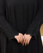 ⁦عباية ايفانز كلوش مطرزة باسود على اكمام و طرحة⁩ - الصورة ⁦5⁩