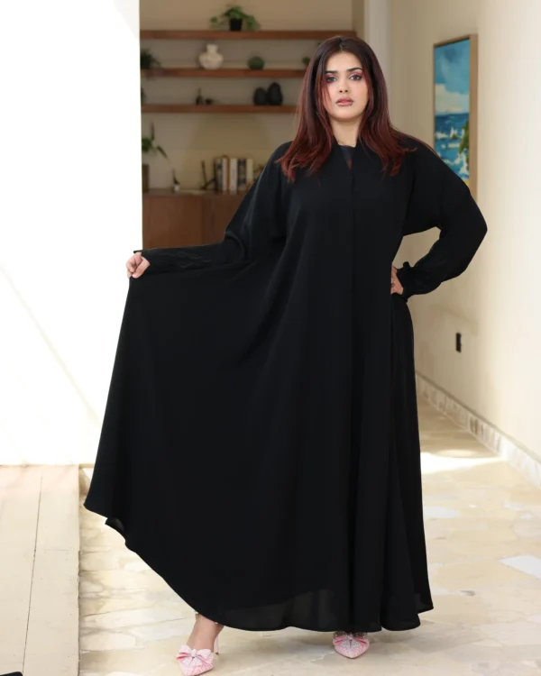 ⁦عباية ايفانز كلوش مطرزة باسود على اكمام و طرحة⁩ - الصورة ⁦6⁩