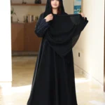 عباية ايفانز كلوش مطرزة بكحلي على اكمام و طرحة