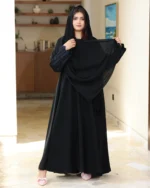 عباية ايفانز كلوش مطرزة بكحلي على اكمام و طرحة