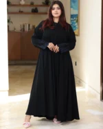 ⁦عباية ايفانز كلوش مطرزة بكحلي على اكمام و طرحة⁩ - الصورة ⁦5⁩