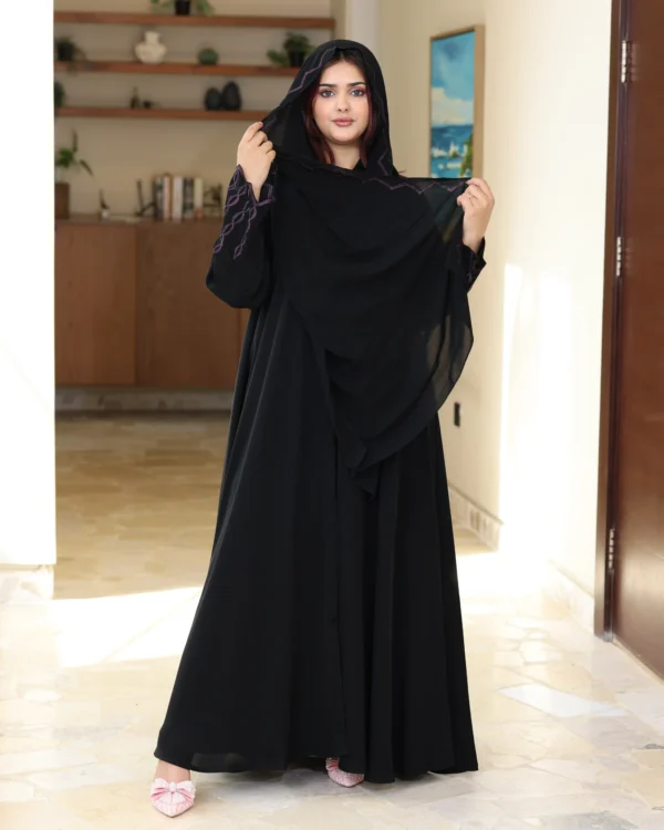 ⁦عباية ايفانز كلوش مطرزة بموف على اكمام و طرحة⁩ - الصورة ⁦3⁩