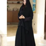 عباية ايفانز كلوش مطرزة بموف على اكمام و طرحة