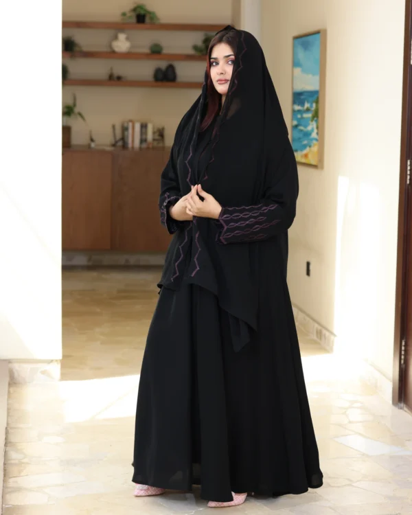⁦عباية ايفانز كلوش مطرزة بموف على اكمام و طرحة⁩ - الصورة ⁦5⁩
