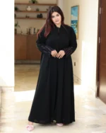 ⁦عباية ايفانز كلوش مطرزة بموف على اكمام و طرحة⁩ - الصورة ⁦7⁩