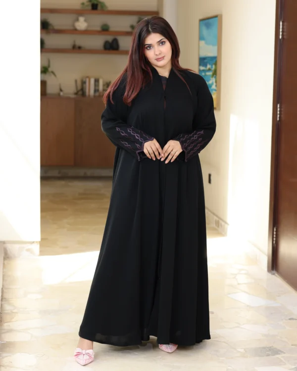 ⁦عباية ايفانز كلوش مطرزة بموف على اكمام و طرحة⁩ - الصورة ⁦7⁩