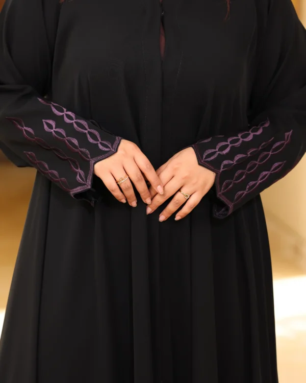 ⁦عباية ايفانز كلوش مطرزة بموف على اكمام و طرحة⁩ - الصورة ⁦2⁩