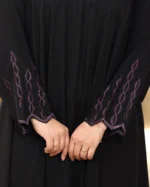⁦عباية ايفانز كلوش مطرزة بموف على اكمام و طرحة⁩ - الصورة ⁦8⁩