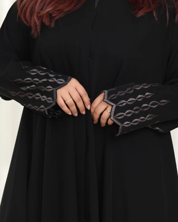 ⁦عباية لاميرا مطرزة بنحاسي من اكمام واسفل العباية⁩ - الصورة ⁦2⁩
