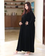 ⁦عباية باللؤلؤ الأسود⁩ - الصورة ⁦2⁩