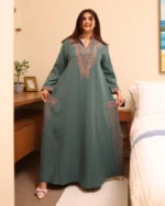 ⁦جلابية كريب حرير بلون تيفاني ومطرزة بفخامة⁩ - الصورة ⁦6⁩