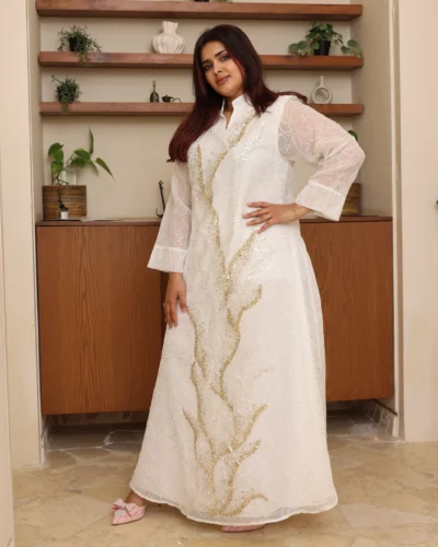 ⁦جلابية خليجية بيضاء بياقة راقية وتطريز شك وترتر ذهبي⁩ - الصورة ⁦6⁩