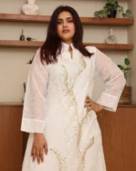⁦جلابية خليجية بيضاء بياقة راقية وتطريز شك وترتر ذهبي⁩ - الصورة ⁦2⁩