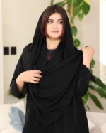 ⁦عباية سدن مطرزة بالاسود مع فصوص 0886⁩ - الصورة ⁦4⁩