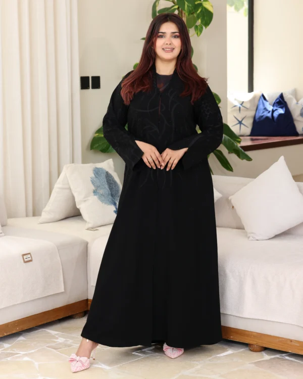 ⁦عباية سدن مطرزة بالاسود مع فصوص 0886⁩ - الصورة ⁦5⁩