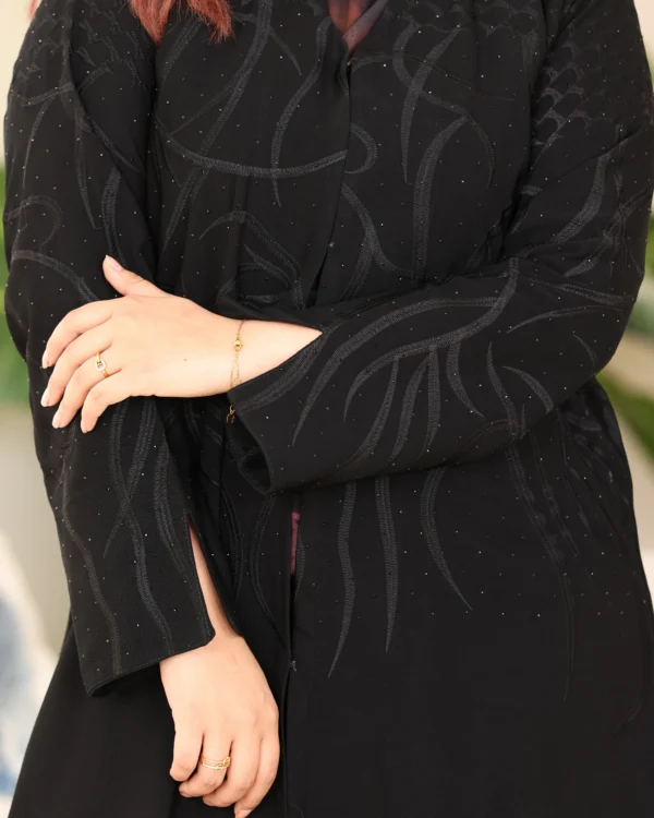 ⁦عباية سدن مطرزة بالاسود مع فصوص 0886⁩ - الصورة ⁦2⁩