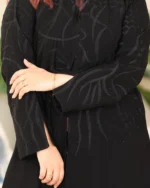 ⁦عباية سدن مطرزة بالاسود مع فصوص 0886⁩ - الصورة ⁦2⁩