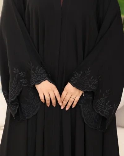 ⁦عباية قمر كلوش مطرزة بالأسود⁩ - الصورة ⁦4⁩