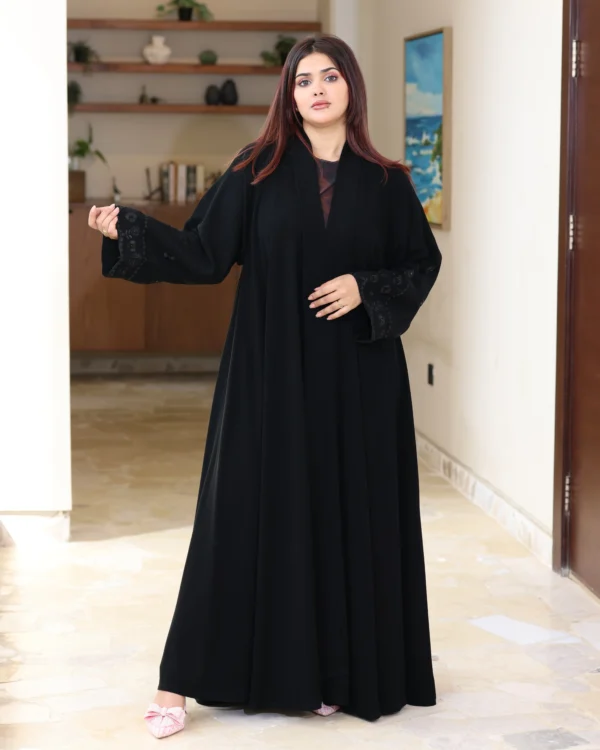 ⁦عباية كريب ملكي مطرزة بشك اسود 0889⁩ - الصورة ⁦5⁩