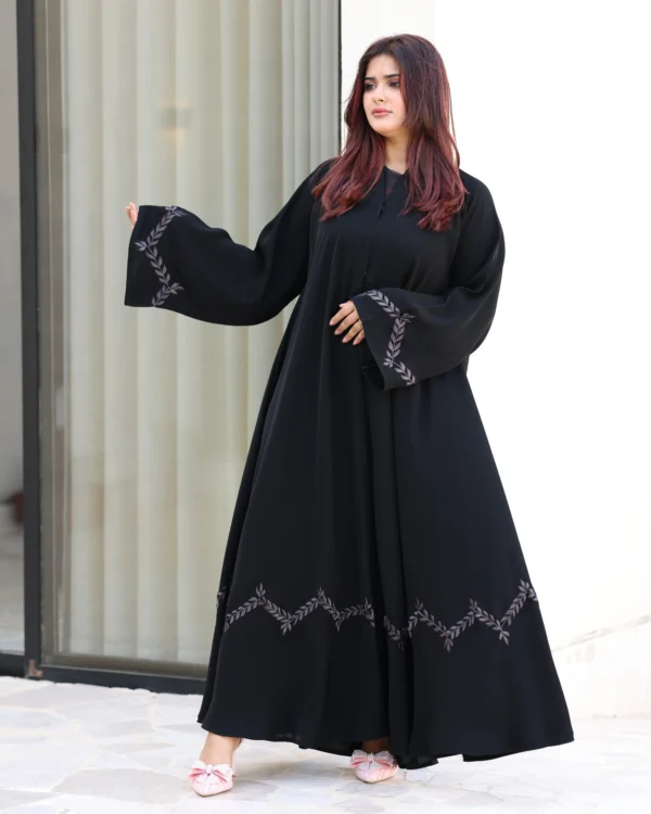 ⁦عباية دبل كلوش مطرزة بنحاسي على اكمام و اسفل 0895⁩ - الصورة ⁦5⁩