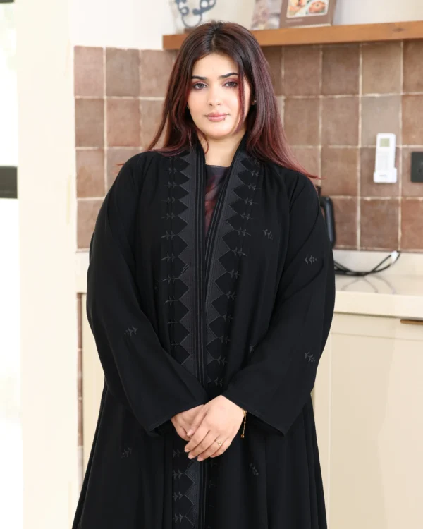 ⁦عباية بلاك مطرزة بالاسود 0901⁩ - الصورة ⁦6⁩