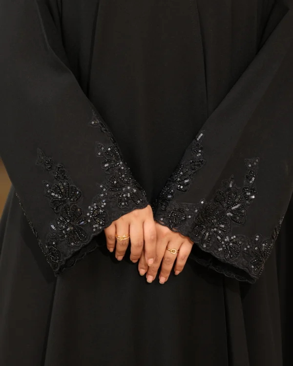 ⁦عباية كلوش ورود بشك اسود 0903⁩ - الصورة ⁦2⁩
